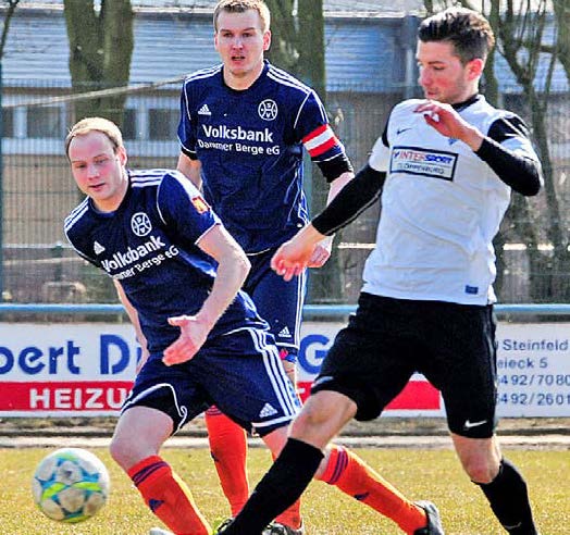 Auf der Lauer: Die Holdorf Alexander Scherwitzki (links) und Sebastian Beckmann im Duell gegen einen Cloppenburger Akteur. (Foto: Vollmer)