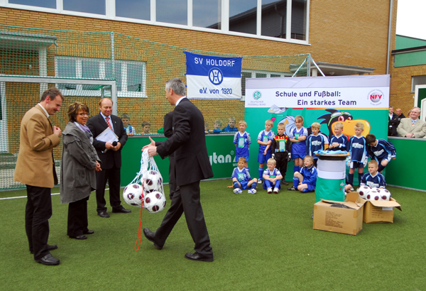 090508-Holdorf-HSV-GS-DFB-Kleinspielfeld-Uebergabe-04-i