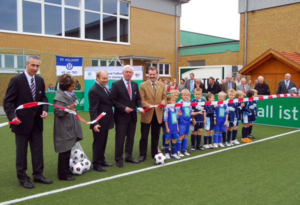 090508-Holdorf-HSV-GS-DFB-Kleinspielfeld-Uebergabe-05-i