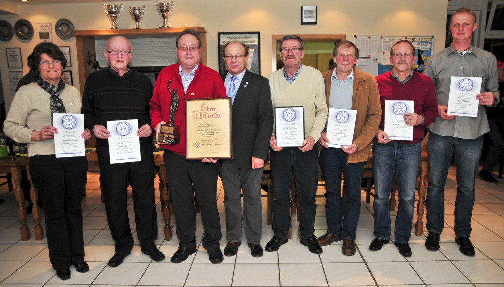 Anni Krause, Werner Eschen, Richard Stangenberg, Vors. H.-J. Bavendiek, Kurt Jachens, Josef Wernke jun., Franz Kampers und Rolf Haskamp (v.l.; Foto: H. Vollmer)