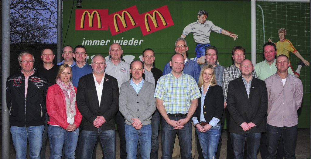 Der neuformierte Vorstand des SV Holdorf, vordere Reihe von links: Werner Bist, Maria Kniffke, Manfred Pohlmann, Rainer gr. Schlarmann, Gerd Honkomp, Katrin Dwerlkotte, Marc von Grafen und Thomas Haskamp. Hintere Reihe von links: Ingo von Handorff, Johannes Pohlmann, Ludger Osterhus, Theo Moormann, Ralf Blömer, Sascha Bley, André Seeger, Ralf Bolles und Michael Niemann.